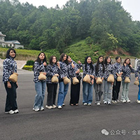 中亚五国留学生:金寨西茶谷沉浸式体验采茶活动